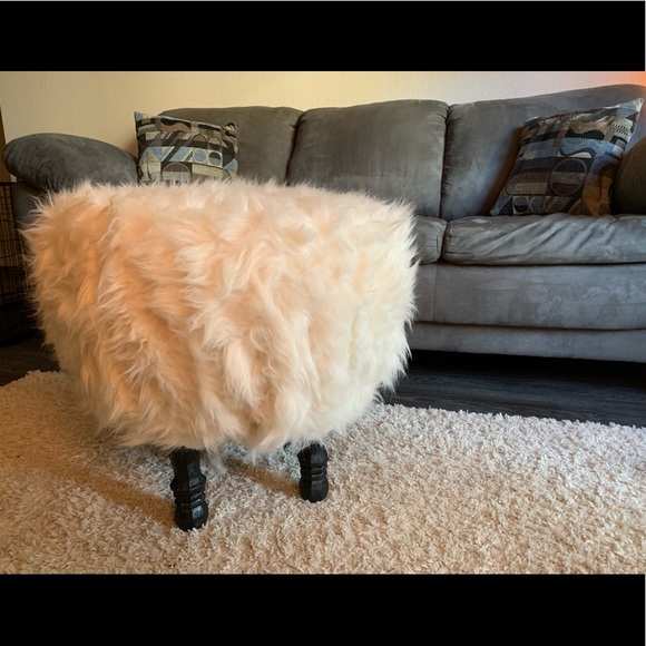 Hand made fluffy white Ottoman - Picture 2 of 5